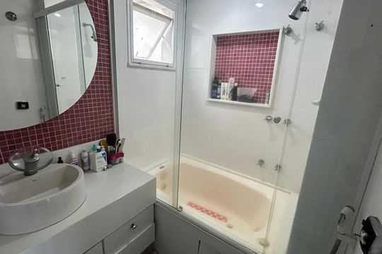 Banheiro da Suíte de casa de condomínio para alugar com 6 quartos, 211m² em Barra da Tijuca, Rio de Janeiro
