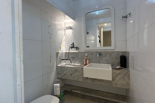 Banheiro Social de casa de condomínio para alugar com 6 quartos, 211m² em Barra da Tijuca, Rio de Janeiro
