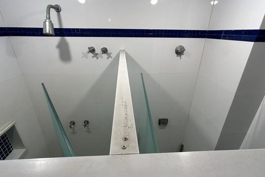 Banheiro Social de casa de condomínio para alugar com 6 quartos, 211m² em Barra da Tijuca, Rio de Janeiro