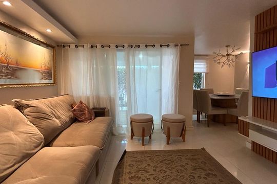 Sala de casa de condomínio para alugar com 6 quartos, 211m² em Barra da Tijuca, Rio de Janeiro