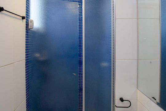 Banheiro de apartamento à venda com 2 quartos, 44m² em Canhema, Diadema