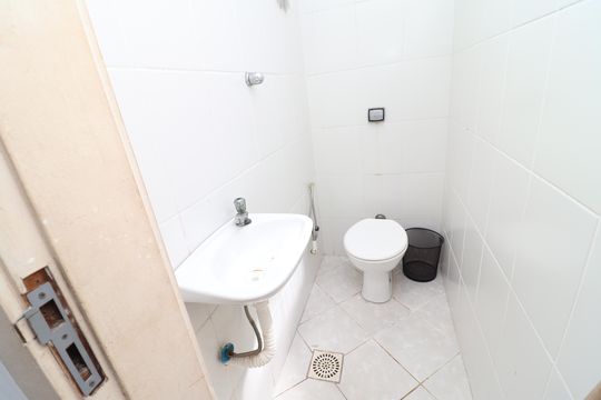 Banheiro de serviço de apartamento para alugar com 4 quartos, 288m² em Moneró, Rio de Janeiro
