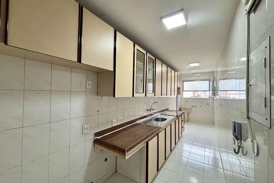Cozinha de apartamento para alugar com 3 quartos, 115m² em Leblon, Rio de Janeiro