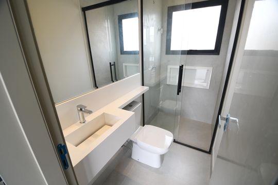 Banheiro de serviço de casa de condomínio à venda com 3 quartos, 158m² em Chácara Primavera, Campinas