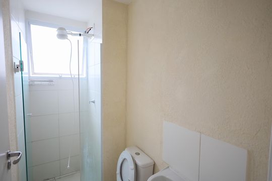 Banheiro de apartamento para alugar com 2 quartos, 39m² em Jardim do Lago, Osasco