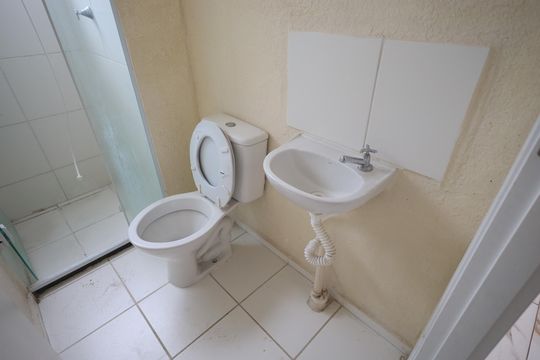 Banheiro de apartamento para alugar com 2 quartos, 39m² em Jardim do Lago, Osasco