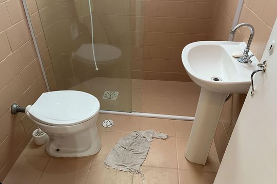 Banheiro de apartamento para alugar com 2 quartos, 69m² em Embaré, Santos