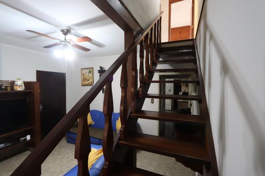Escada de madeira de casa à venda com 3 quartos, 240m² em Vila Rica, São Paulo