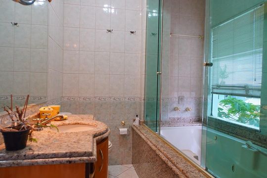 Banheiro suíte 3 de casa para alugar com 6 quartos, 497m² em Ingleses do Rio Vermelho, Florianópolis