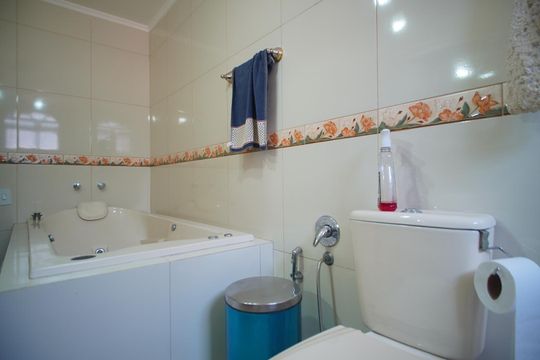 Banheiro da Suíte de casa para alugar com 6 quartos, 502m² em Chácara das Pedras, Porto Alegre