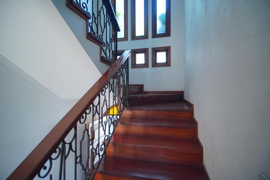 Escada - 2o Piso de casa para alugar com 6 quartos, 502m² em Chácara das Pedras, Porto Alegre