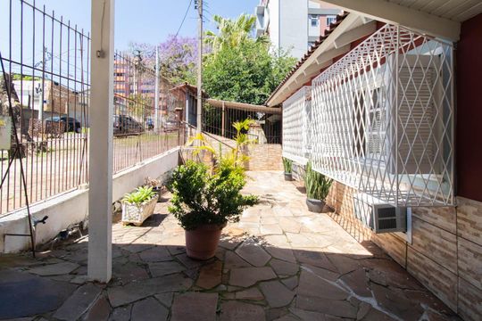 Jardim de casa à venda com 3 quartos, 300m² em Cristal, Porto Alegre