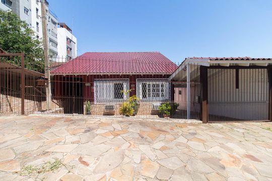 Fachada de casa à venda com 3 quartos, 300m² em Cristal, Porto Alegre