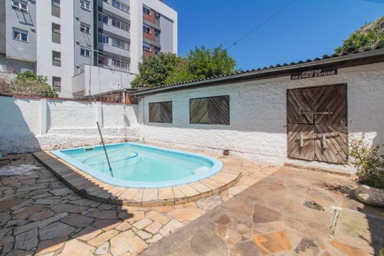 Quintal de casa à venda com 3 quartos, 300m² em Cristal, Porto Alegre