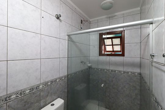 Banheiro social de casa à venda com 3 quartos, 192m² em Vl Sto Agostinho, Porto Alegre