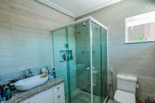 Banheiro da Suíte 2 de casa à venda com 3 quartos, 440m² em Vila Pires, Santo André