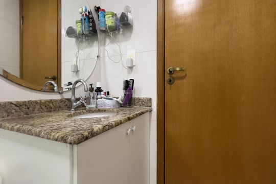Banheiro de apartamento à venda com 3 quartos, 70m² em Centro, Guarulhos