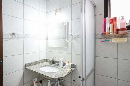 Banheiro social de apartamento para alugar com 3 quartos, 86m² em Campestre, Santo André
