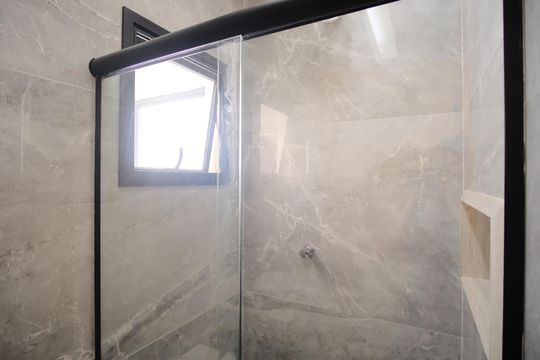 Banheiro de kitnet/studio para alugar com 1 quarto, 26m² em Vila Zilda, São Paulo
