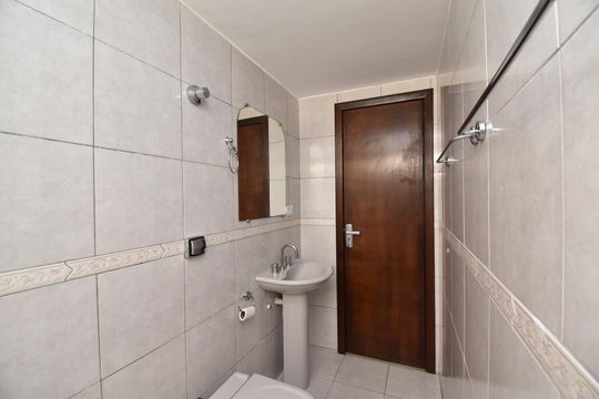 Banheiro da Suíte de apartamento à venda com 4 quartos, 168m² em Centro, Curitiba