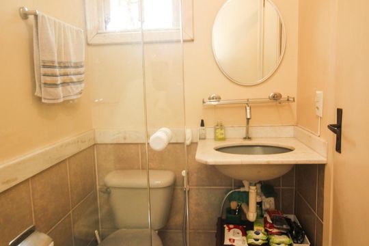 Banheiro Social de casa de condomínio à venda com 3 quartos, 117m² em Medianeira, Porto Alegre