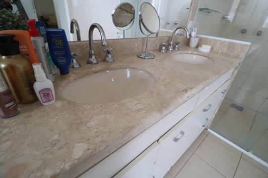 Banheiro Suíte 1 de casa para alugar com 4 quartos, 322m² em Morada da Colina, Uberlândia