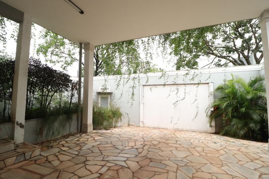 Garagem de casa para alugar com 4 quartos, 322m² em Morada da Colina, Uberlândia