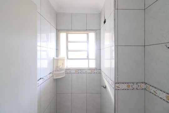 Banheiro de apartamento à venda com 2 quartos, 48m² em São Pedro, Osasco
