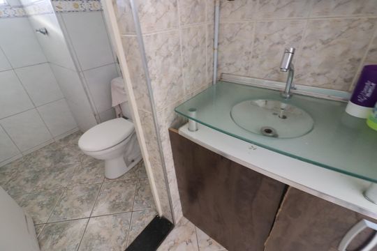 Banheiro de apartamento à venda com 2 quartos, 48m² em São Pedro, Osasco