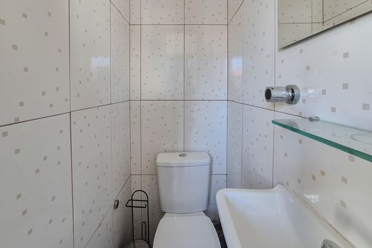 Banheiro de serviço ( casa 1 ) de casa à venda com 4 quartos, 220m² em Santa Terezinha, São Bernardo do Campo