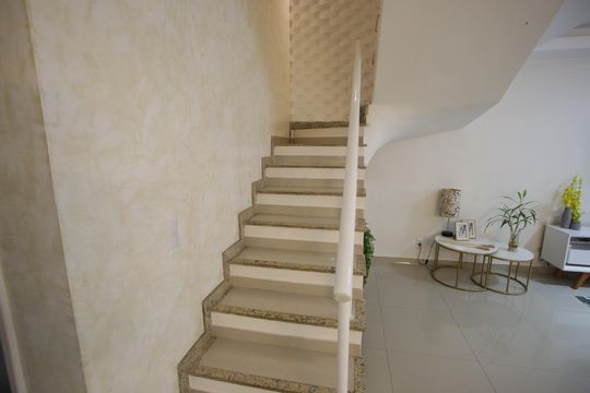 Escada de casa para alugar com 3 quartos, 117m² em Jacarepaguá, Rio de Janeiro