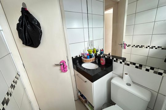 Banheiro de apartamento para alugar com 2 quartos, 52m² em Guadalupe, Rio de Janeiro