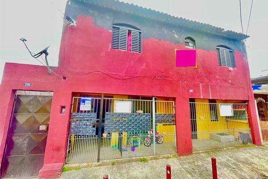 Placa instalada na fachada do imovel de casa à venda com 5 quartos, 200m² em Jardim Santa Ines, Guarulhos
