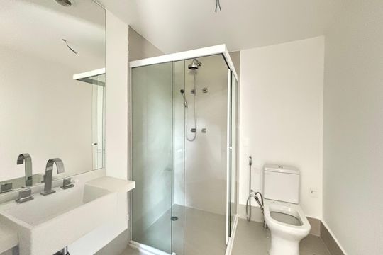 Banheiro de kitnet/studio à venda com 1 quarto, 27m² em Indianópolis, São Paulo