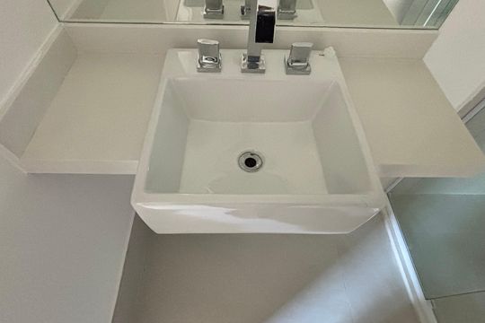 Banheiro de kitnet/studio à venda com 1 quarto, 27m² em Indianópolis, São Paulo