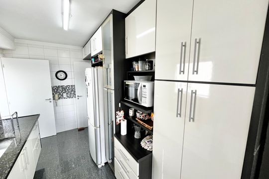 Cozinha de apartamento à venda com 3 quartos, 140m² em Chora Menino, São Paulo