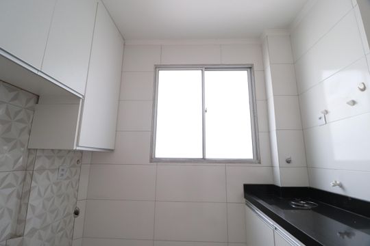 Cozinha de apartamento para alugar com 2 quartos, 45m² em Gávea, Uberlândia