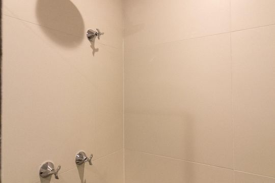 Banheiro de kitnet/studio para alugar com 1 quarto, 24m² em Vila Cordeiro, São Paulo