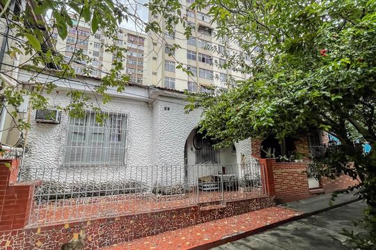 Fachada de casa à venda com 2 quartos, 60m² em Rocha, Rio de Janeiro