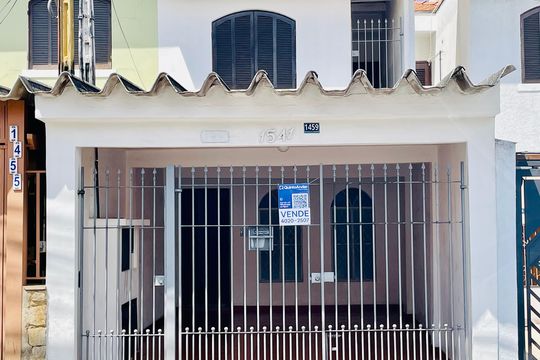 Placa instalada na fachada do imóvel  de casa à venda com 4 quartos, 150m² em Jardim Aida, Guarulhos