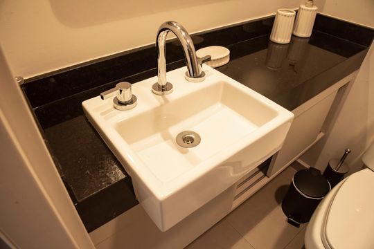 Banheiro de kitnet/studio para alugar com 1 quarto, 23m² em Vila Clementino, São Paulo