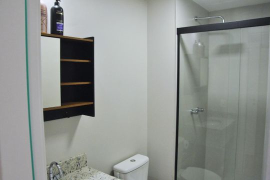 Banheiro de apartamento à venda com 1 quarto, 56m² em São Geraldo, Porto Alegre