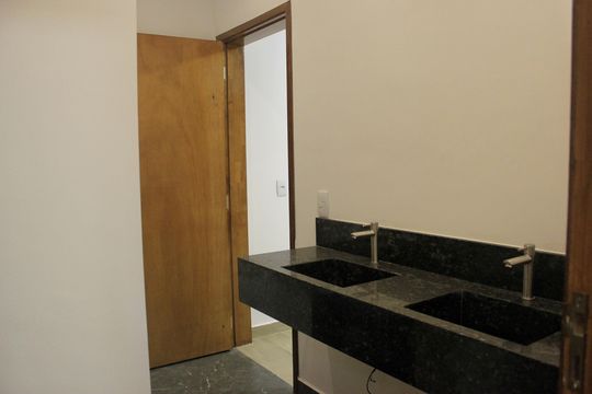 Banheiro social dos quartos de casa à venda com 3 quartos, 125m² em Jardim Paraventi, Guarulhos