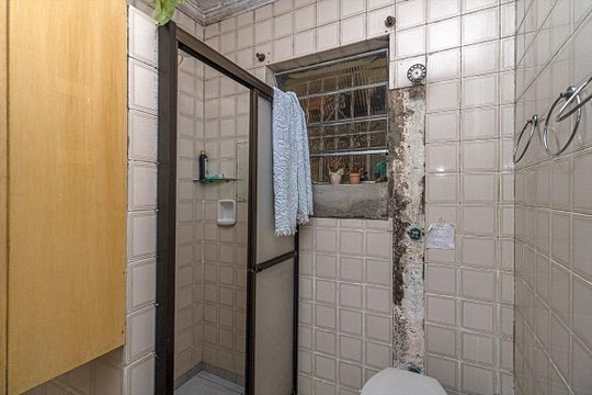 Banheiro social de casa à venda com 2 quartos, 180m² em Vila Santo Estefano, São Paulo