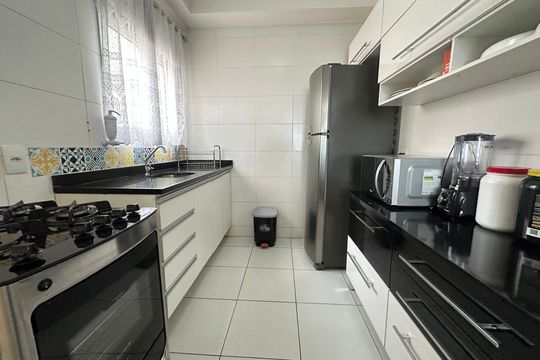 Cozinha de apartamento para alugar com 3 quartos, 85m² em Jardim Tupanci, Barueri