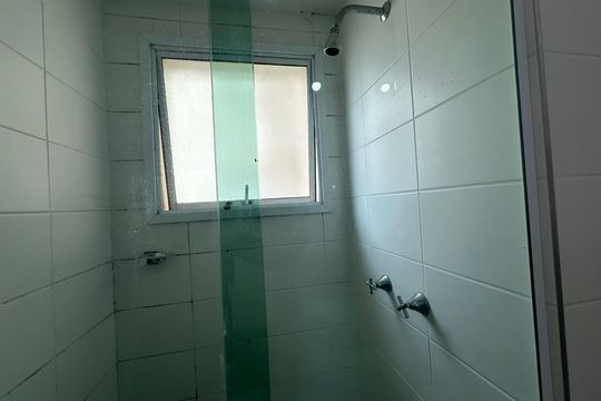 Banheiro de apartamento para alugar com 3 quartos, 85m² em Jardim Tupanci, Barueri