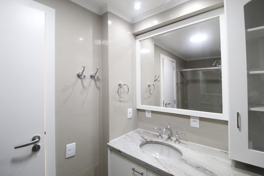 Banheiro de apartamento à venda com 3 quartos, 85m² em Santa Maria Goretti, Porto Alegre