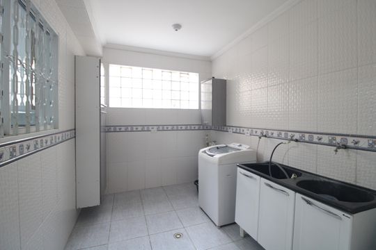 Área de Serviço de casa para alugar com 3 quartos, 262m² em Jardim Regis, São Paulo