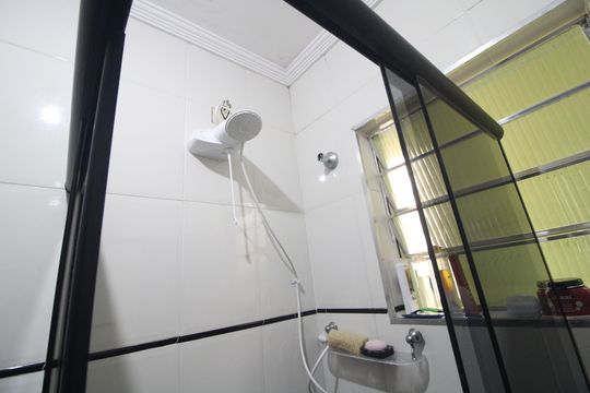 Banheiro da suíte de casa para alugar com 3 quartos, 262m² em Jardim Regis, São Paulo