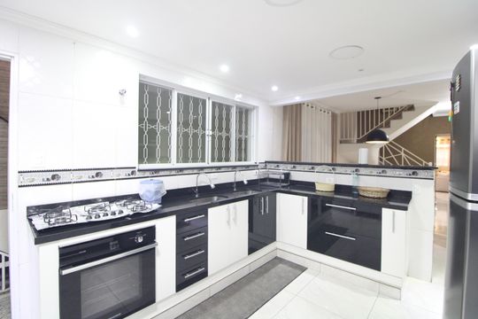 Cozinha de casa para alugar com 3 quartos, 262m² em Jardim Regis, São Paulo